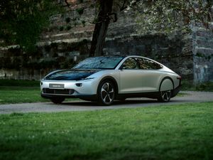 Fahrzeugaußenflächen in Energiequellen umwandeln