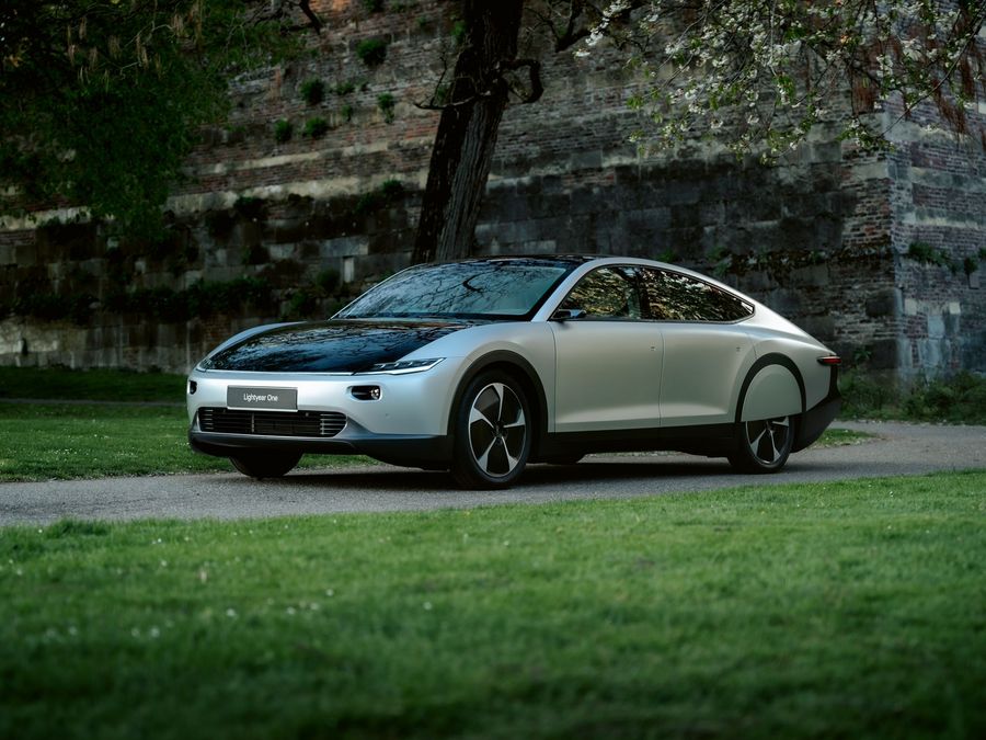 Fahrzeugaußenflächen in Energiequellen umwandeln Fahrzeugaußenflächen in Energiequellen umwandeln