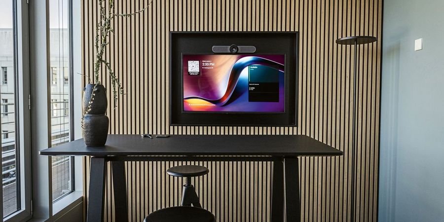 Ideal für kleinere Zusammenkünfte mit Gesprächspartnern nah und fern: Ein entsprechend ausgestatteter Huddle Room von DEKOM hilft kleineren Teams, effektiv mit der großen Welt zu kommunizieren. Ideal für kleinere Zusammenkünfte mit Gesprächspartnern nah und fern: Ein entsprechend ausgestatteter Huddle Room von DEKOM hilft kleineren Teams, effektiv mit der großen Welt zu kommunizieren.
