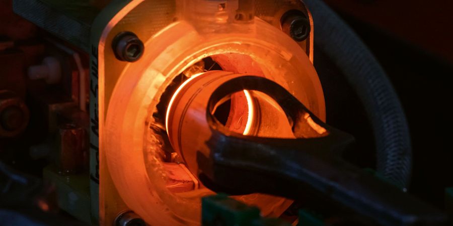Präzision in der Fertigung: Ein Henkellocheisen entsteht in der Produktion der Rennsteig Werkzeuge GmbH Präzision in der Fertigung: Ein Henkellocheisen entsteht in der Produktion der Rennsteig Werkzeuge GmbH