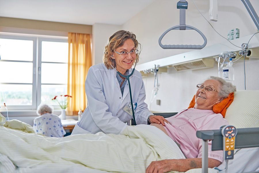 Im Dienst des Menschen auf der geriatrischen Station des St. Bernward Krankenhauses