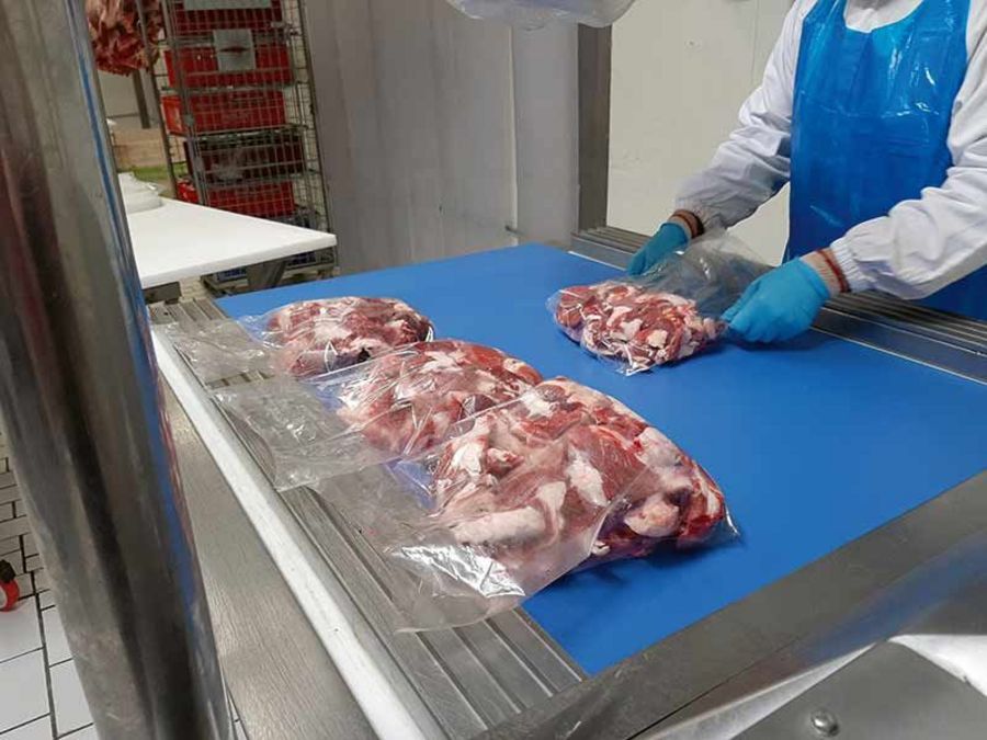 Neue Verkaufseinheiten: Teile des Kalbfleisches werden vakuumiert